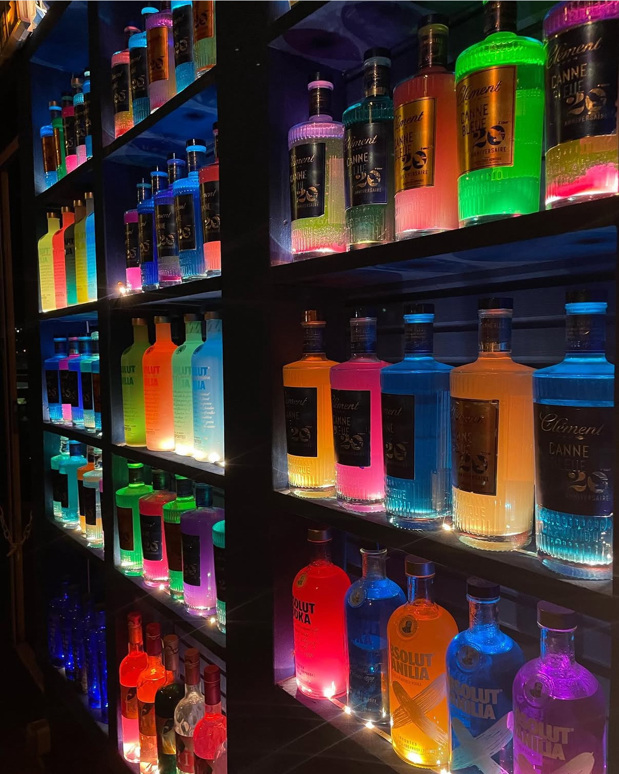 Découvrez les meilleures adresses pour sortir le soir en Martinique : bars lounge, clubs animés, rooftops et soirées locales pour des nuits inoubliables aux Antilles.