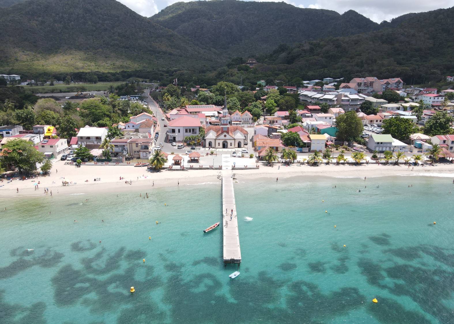 Pourquoi choisir la Martinique pour vos prochaines vacances ? Découvrez les bonnes raisons de visiter cette île française des Antilles : paysages, culture, accessibilité, activités et plus encore.