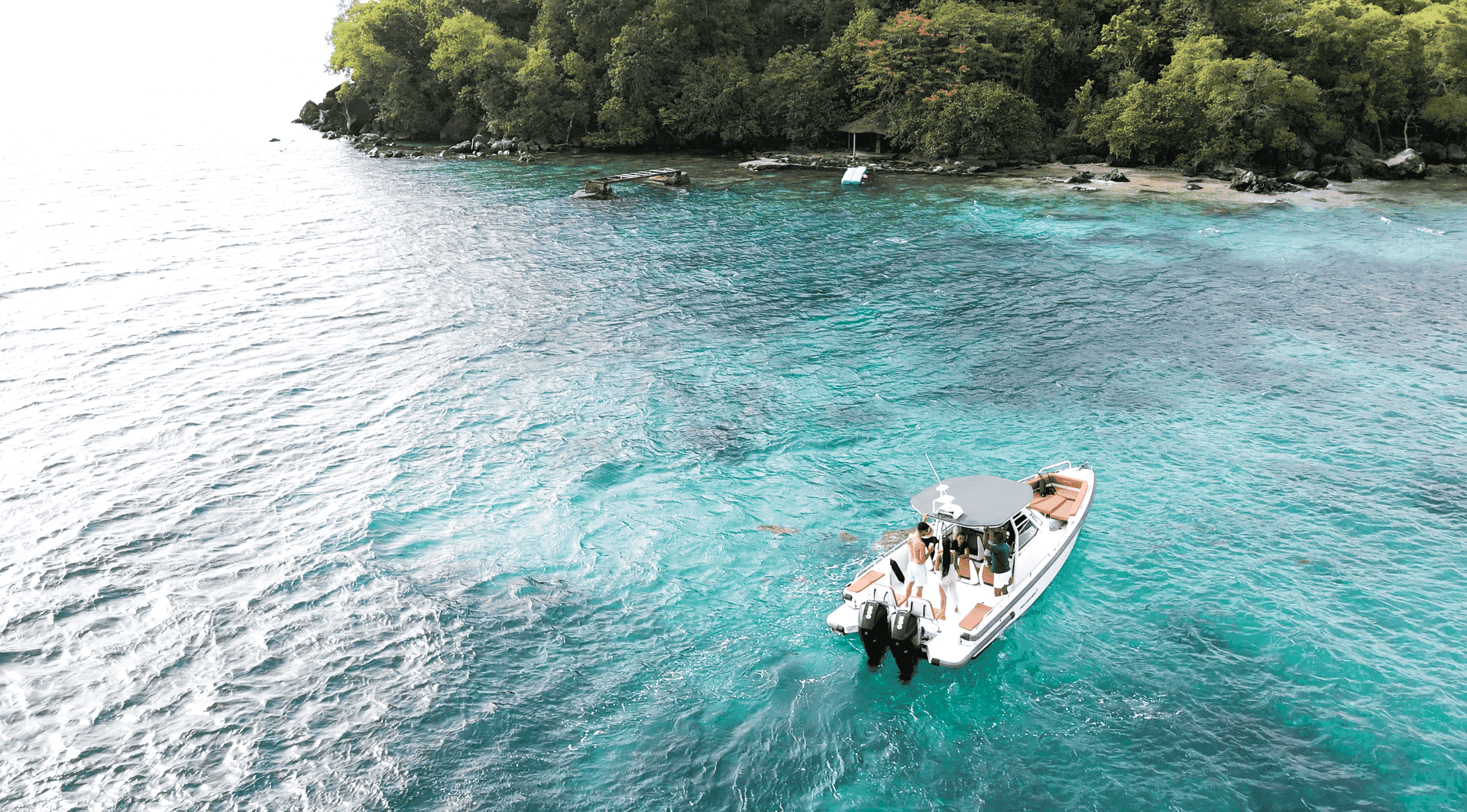 Partez à la découverte des plus beaux paysages avec une excursion bateau Martinique signée Boat Évasion. Plages secrètes, snorkeling, repas créole et ambiance conviviale au programme !