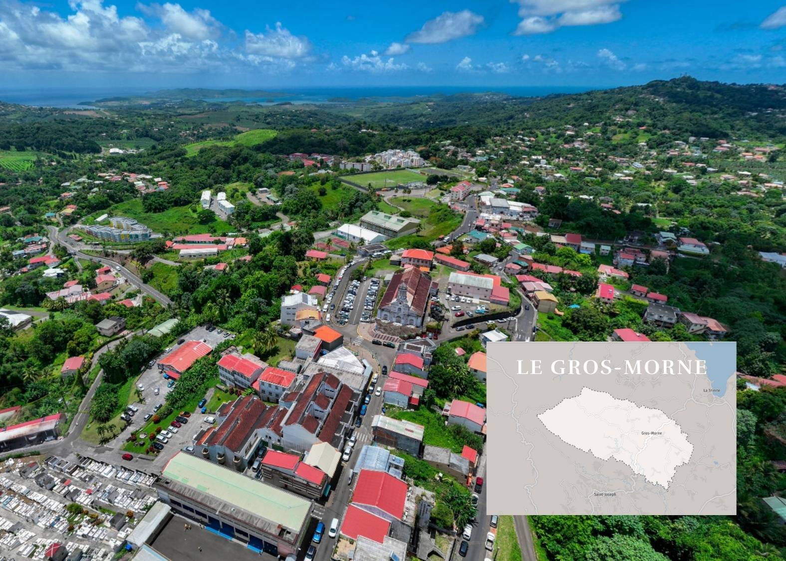 Paysage du Gros-Morne en Martinique avec collines verdoyantes et vue sur la presqu’île de la Caravelle