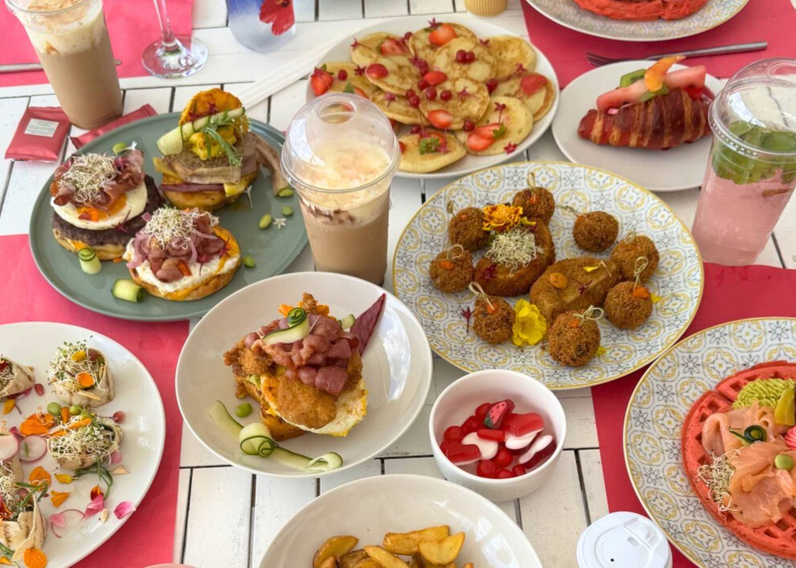 Brunch en Martinique coloré avec pancakes, boissons pétillantes et plats salés, livré dans une villa avec piscine tropicale