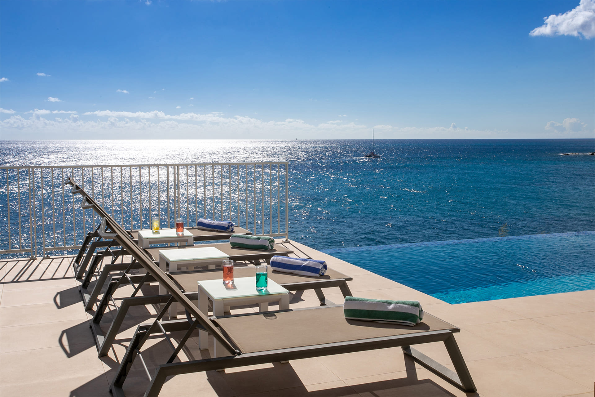 Plage paradisiaque et villas de luxe à Sint Maarten, destination phare des Caraïbes