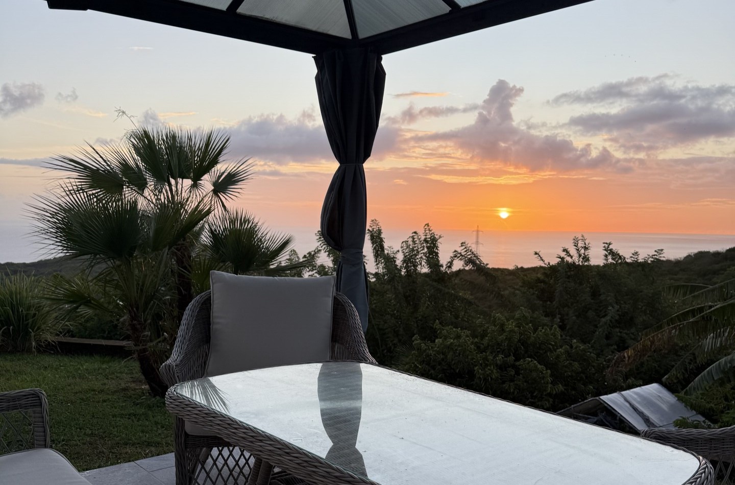 superbe coucher de soleil en Martinique depuis la villa Blanca