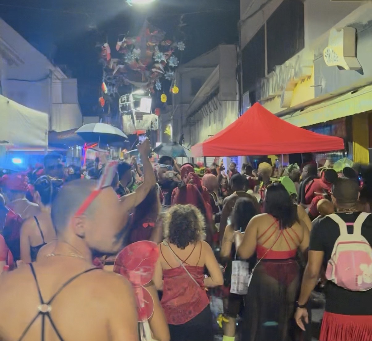 Carnaval des Antilles : défilé coloré avec danseurs costumés, musique traditionnelle et ambiance festive en Guadeloupe et Martinique