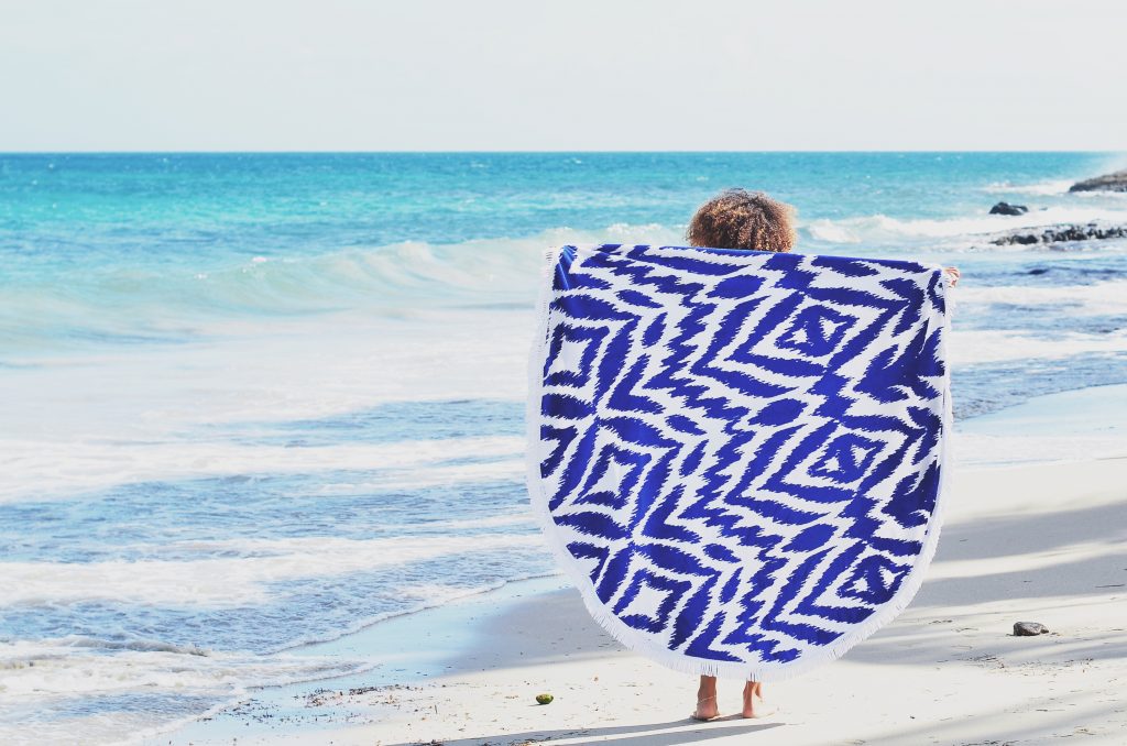 un indispensable à a plage, la serviette ronde