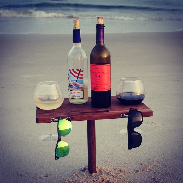 Boire une verre tranquille à la plage
